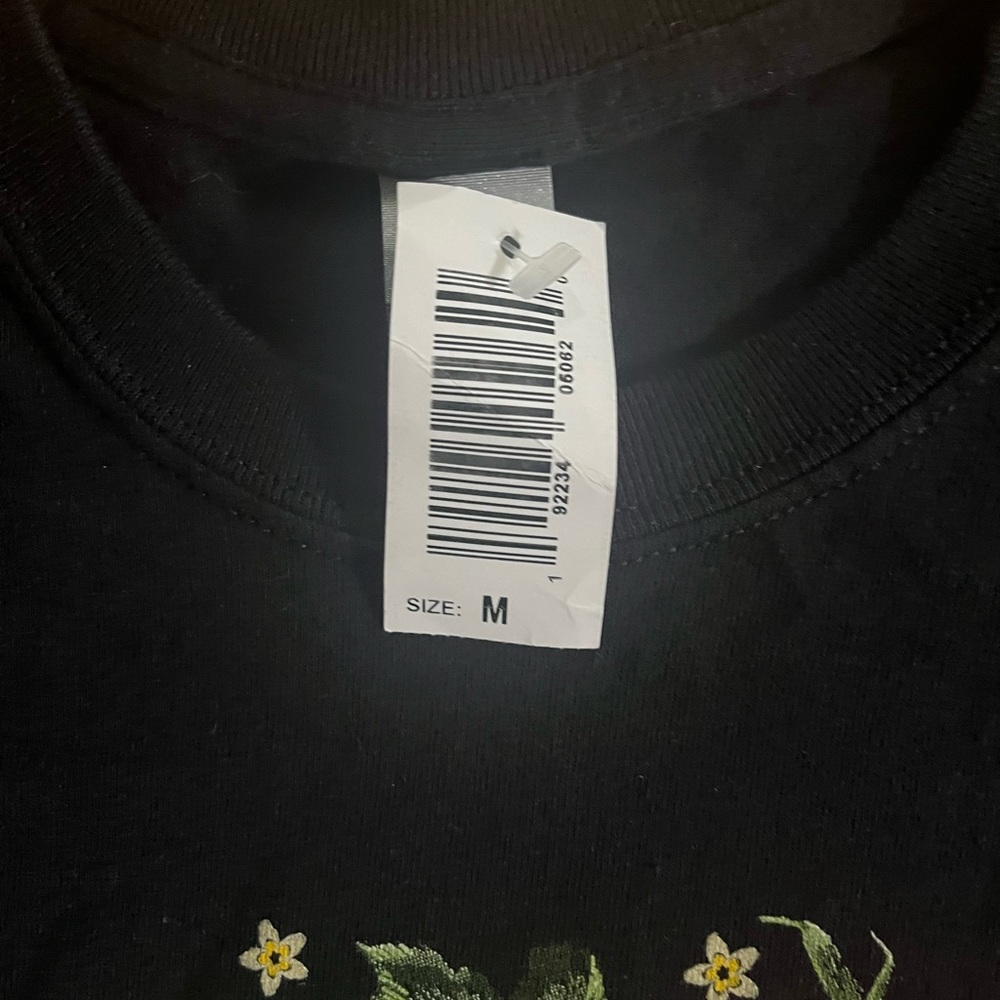 Medium Black Gildan Skull and Roses T-shirt - Picture 3 of 4